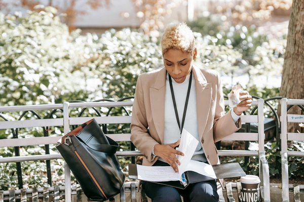 Secretos para integrar el glamour de la riviera francesa en tu estilo diario